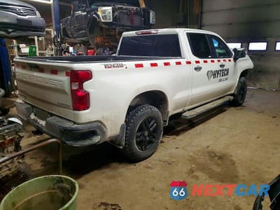 Trzecie zdjęcie samochodu z tyłu: 2024 CHEVROLET SILVERADO K1500 TRAIL BOSS CUSTOM VIN:3GCUDCED9RG411652 - miniatura