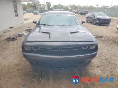 Piąte zdjęcie samochodu w środku: 2018 DODGE CHALLENGER SXT VIN:2C3CDZAG9JH245415 - miniatura