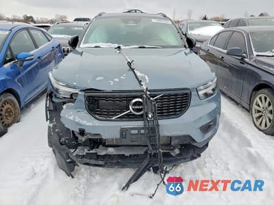 Piąte zdjęcie samochodu w środku: 2021 VOLVO XC40 T5 R-DESIGN VIN:YV4162UMXM2494726 - miniatura