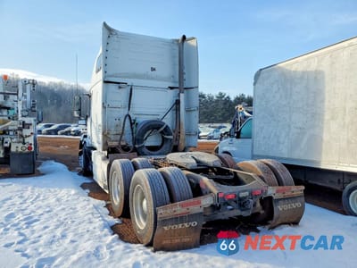 Trzecie zdjęcie samochodu z tyłu: 2011 VOLVO VNL SEMI TRUCK VIN:4V4NC9EJ5BN531434 - miniatura