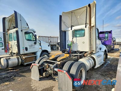 Czwarte zdjęcie samochodu z boku: 2014 KENWORTH T680 SEMI TRUCK VIN:1XKYA48X4EJ402604 - miniatura
