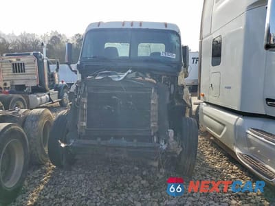Zdjęcie 9 z 10 samochodu: 2015 FREIGHTLINER CASCADIA SEMI TRUCK VIN:3AKJGEBG4FSGJ5844 - miniatura