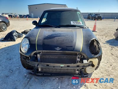 Piąte zdjęcie samochodu w środku: 2013 MINI COOPER VIN:WMWSU3C5XDT689567 - miniatura