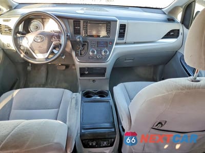 Zdjęcie 8 z 11 samochodu: 2018 TOYOTA SIENNA LE VIN:5TDKZ3DC8JS903838 - miniatura