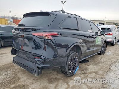 Trzecie zdjęcie samochodu z tyłu: 2021 TOYOTA SIENNA XSE VIN:5TDDRKEC0MS053581 - miniatura