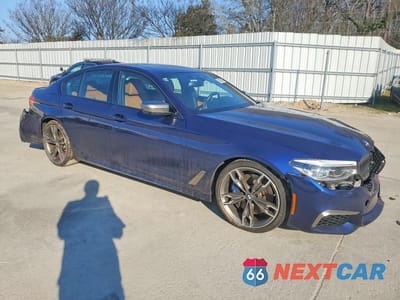 Czwarte zdjęcie samochodu z boku: 2020 BMW M550XI VIN:WBAJS7C0XLCD18861 - miniatura