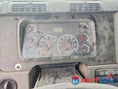 Zdjęcie 8 z 10 samochodu: 2011 FREIGHTLINER CASCADIA SEMI TRUCK VIN:1FUJGEDR7BLBC4524 - miniatura