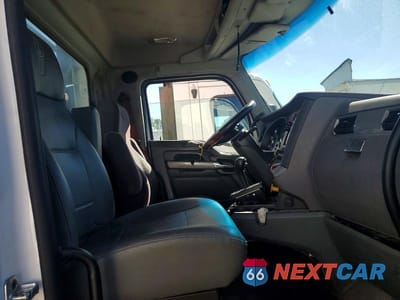 Piąte zdjęcie samochodu w środku: 2016 KENWORTH T680 SEMI TRUCK VIN:1XKYA48X5GJ496673 - miniatura