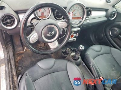 Zdjęcie 8 z 13 samochodu: 2010 MINI COOPER VIN:WMWMF3C5XATZ28128 - miniatura