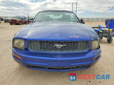 Piąte zdjęcie samochodu w środku: 2005 FORD MUSTANG VIN:1ZVHT84N055253857 - miniatura