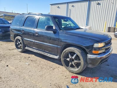 Czwarte zdjęcie samochodu z boku: 2001 CHEVROLET TAHOE C1500 VIN:1GNEC13T01J120621 - miniatura