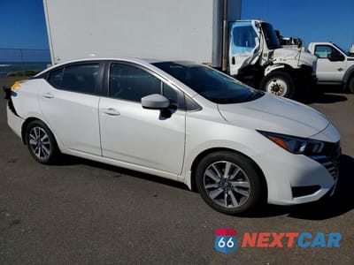 Czwarte zdjęcie samochodu z boku: 2023 NISSAN VERSA SV VIN:3N1CN8EV5PL871817 - miniatura