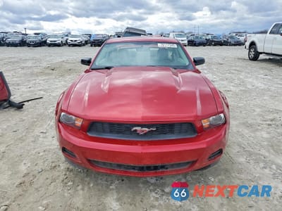 Piąte zdjęcie samochodu w środku: 2010 FORD MUSTANG VIN:1ZVBP8AN2A5163165 - miniatura