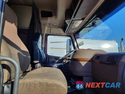Piąte zdjęcie samochodu w środku: 2017 VOLVO VNL SEMI TRUCK VIN:4V4NC9EG5HN983509 - miniatura