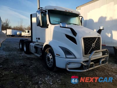 2020 VOLVO VNR SEMI TRUCK 4V4WC9EG3LN266653 - główne zdjęcie licytacji z USA - miniatura