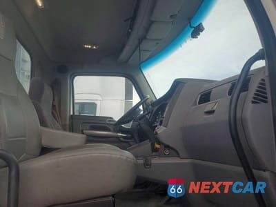 Piąte zdjęcie samochodu w środku: 2016 KENWORTH T680 SEMI TRUCK VIN:1XKYA48X2GJ124840 - miniatura