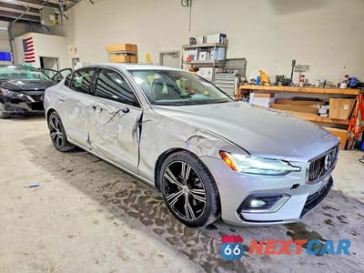 Czwarte zdjęcie samochodu z boku: 2022 VOLVO S60 B5 INSCRIPTION VIN:7JRL12TL4NG162421 - miniatura