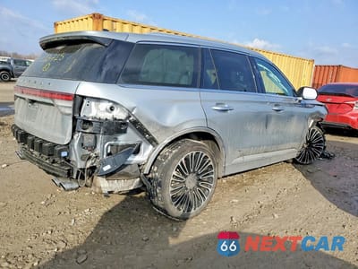 Trzecie zdjęcie samochodu z tyłu: 2023 LINCOLN AVIATOR BLACK LABEL VIN:5LM5J9XC0PGL23725 - miniatura