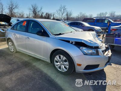 Czwarte zdjęcie samochodu z boku: 2014 CHEVROLET CRUZE LS VIN:1G1PA5SH1E7179863 - miniatura