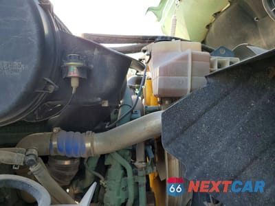 Zdjęcie 7 z 10 samochodu: 2019 VOLVO VHD SEMI TRUCK VIN:4V4KC9EJ3KN204114 - miniatura