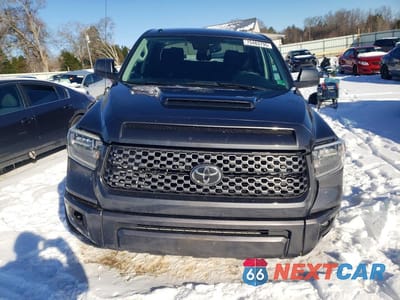 Piąte zdjęcie samochodu w środku: 2018 TOYOTA TUNDRA CREWMAX SR5 VIN:5TFDW5F15JX706600 - miniatura