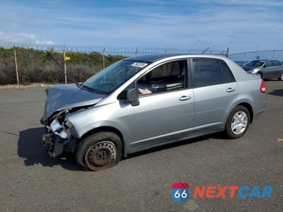 2010 NISSAN VERSA 1.8 S 3N1BC1AP8AL401448 - główne zdjęcie licytacji z USA - miniatura