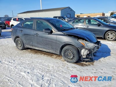 Czwarte zdjęcie samochodu z boku: 2016 TOYOTA YARIS VIN:3MYDLBYV6GY111495 - miniatura