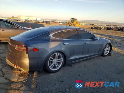 Trzecie zdjęcie samochodu z tyłu: 2013 TESLA MODEL S VIN:5YJSA1CN1DFP05500 - miniatura