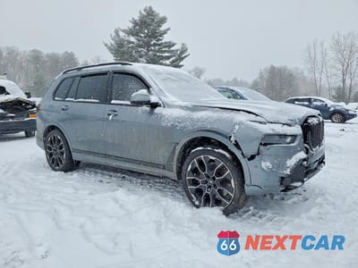 Czwarte zdjęcie samochodu z boku: 2024 BMW X7 XDRIVE40I VIN:5UX23EM06R9U62884 - miniatura