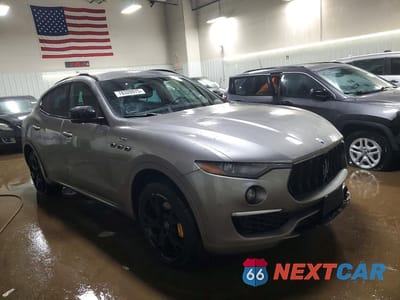 Czwarte zdjęcie samochodu z boku: 2022 MASERATI LEVANTE BASE VIN:ZN661XUA1NX383530 - miniatura