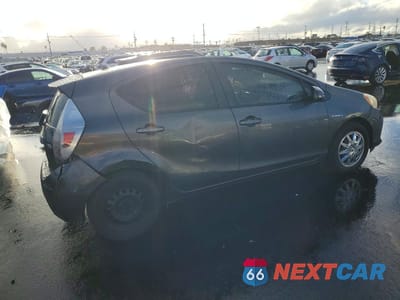 Trzecie zdjęcie samochodu z tyłu: 2013 TOYOTA PRIUS C VIN:JTDKDTB37D1548891 - miniatura