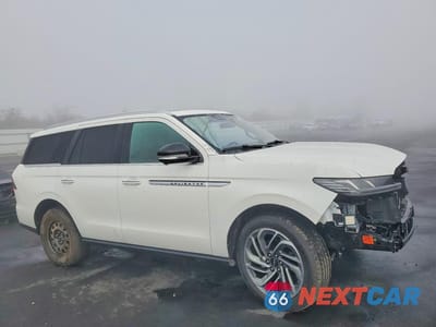 Czwarte zdjęcie samochodu z boku: 2025 LINCOLN NAVIGATOR RESERVE VIN:5LMJJ2LG0SEL03459 - miniatura