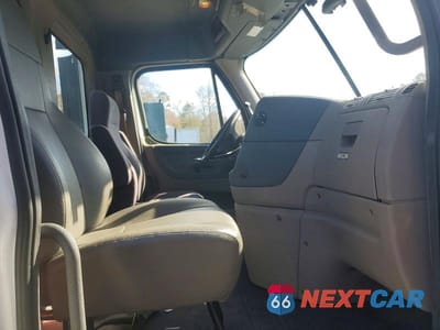 Piąte zdjęcie samochodu w środku: 2015 FREIGHTLINER CASCADIA SEMI TRUCK VIN:1FUBGEDV8FLGH4743 - miniatura