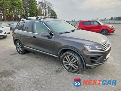 Czwarte zdjęcie samochodu z boku: 2015 VOLKSWAGEN TOUAREG V6 VIN:WVGEF9BP2FD006642 - miniatura