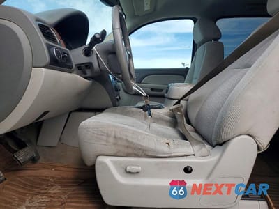 Zdjęcie 7 z 11 samochodu: 2007 GMC YUKON XL C1500 VIN:1GKFC16057J232486 - miniatura