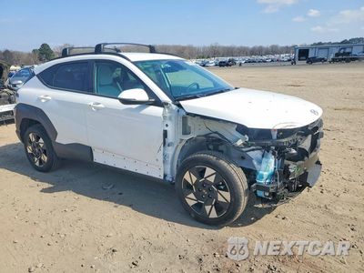 Czwarte zdjęcie samochodu z boku: 2025 HYUNDAI KONA SEL VIN:KM8HBCAB3SU249009 - miniatura