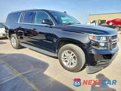 Czwarte zdjęcie samochodu z boku: 2019 CHEVROLET SUBURBAN C1500 LT VIN:1GNSCHKC7KR150439 - miniatura