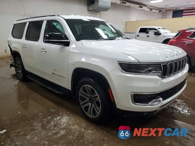 Czwarte zdjęcie samochodu z boku: 2023 JEEP WAGONEER L SERIES II VIN:1C4SJSBP8PS529688 - miniatura