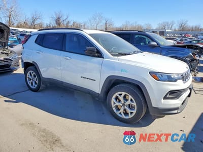 Czwarte zdjęcie samochodu z boku: 2025 JEEP COMPASS LATITUDE VIN:3C4NJDBNXST549326 - miniatura