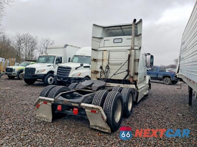 Czwarte zdjęcie samochodu z boku: 1998 VOLVO VN SEMI TRUCK VIN:4VG7DBJH4WN750412 - miniatura