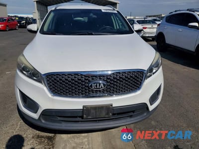 Piąte zdjęcie samochodu w środku: 2016 KIA SORENTO LX VIN:5XYPG4A55GG108808 - miniatura