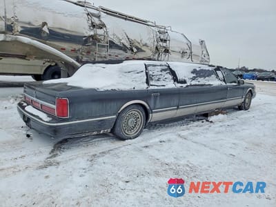 Trzecie zdjęcie samochodu z tyłu: 1995 LINCOLN TOWN CAR EXECUTIVE VIN:1LNLM81W8SY729429 - miniatura