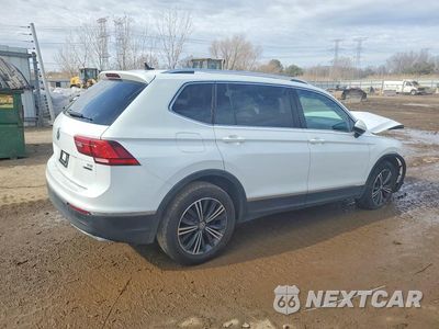 Trzecie zdjęcie samochodu z tyłu: 2018 VOLKSWAGEN TIGUAN SE VIN:3VV2B7AX6JM078404 - miniatura