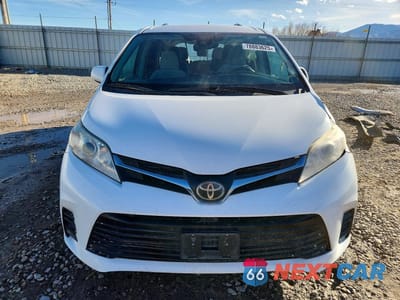 Piąte zdjęcie samochodu w środku: 2018 TOYOTA SIENNA LE 8-PASSENGER VIN:5TDKZ3DC4JS906493 - miniatura