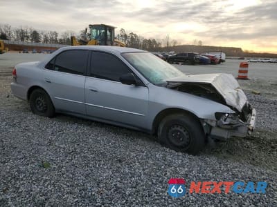 Czwarte zdjęcie samochodu z boku: 2001 HONDA ACCORD VALUE VIN:1HGCF86621A041667 - miniatura