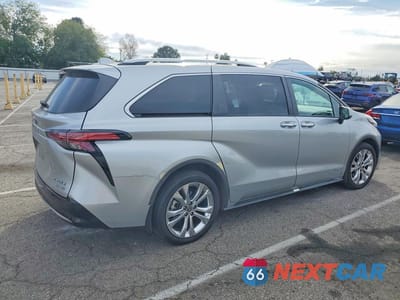 Trzecie zdjęcie samochodu z tyłu: 2021 TOYOTA SIENNA PLATINUM 7-PASSENGER VIN:5TDERKEC6MS022615 - miniatura