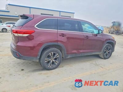 Trzecie zdjęcie samochodu z tyłu: 2019 TOYOTA HIGHLANDER LE VIN:5TDZZRFH8KS308886 - miniatura