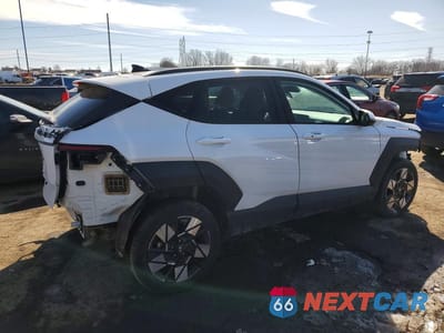 Trzecie zdjęcie samochodu z tyłu: 2025 HYUNDAI KONA SEL VIN:KM8HBCAB8SU320432 - miniatura