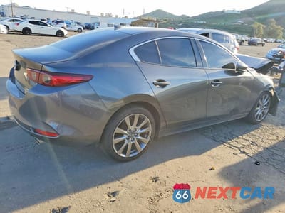 Trzecie zdjęcie samochodu z tyłu: 2022 MAZDA 3 PREMIUM VIN:3MZBPADL0NM308897 - miniatura