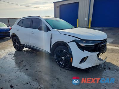 Czwarte zdjęcie samochodu z boku: 2021 BUICK ENVISION PREFERRED VIN:LRBAZLR4XMD195314 - miniatura